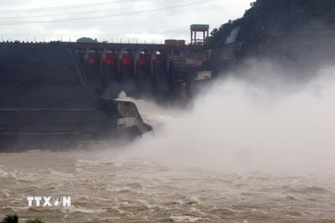 Thủy điện Hòa Bình mở 4 cửa xả đáy để giảm mực trên lòng hồ Sông Đà. (Ảnh: Thanh Hải/TTXVN)