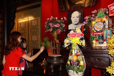 Công nhân lao động Thành phố Hồ Chí Minh dâng hương Chủ tịch Tôn Đức Thắng tại Bảo tàng Tôn Đức Thắng. (Ảnh: Thanh Vũ/TTXVN)