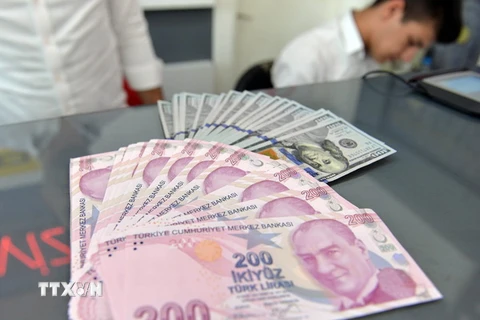 Đồng lira của Thổ Nhĩ Kỳ và đồng đôla Mỹ tại một cửa hàng đổi tiền ở Ankara. Ảnh: (Nguồn: THX/TTXVN)