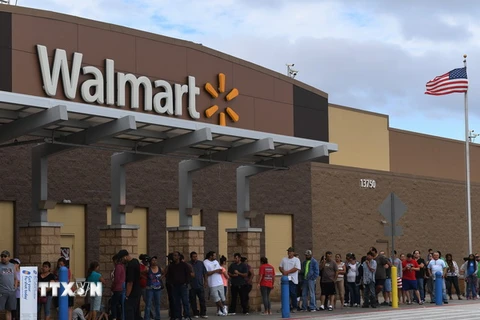 Người dân xếp hàng bên ngoài cửa hàng Walmart ở Houston, Texas, Mỹ ngày 30/8/2017. (Nguồn: AFP/TTXVN )