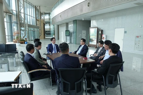 Các quan chức Hàn Quốc và Triều Tiên thảo luận về việc thành lập văn phòng liên lạc liên Triều tại thành phố Kaesong ngày 8/6. Ảnh: (Nguồn: Yonhap/TTXVN)