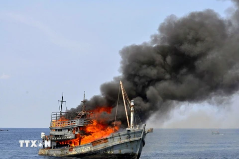 Một tàu đánh cá trái phép bị đánh đắm ngoài khơi tỉnh Đông Aceh ngày 20/5. (Nguồn: THX/TTXVN)