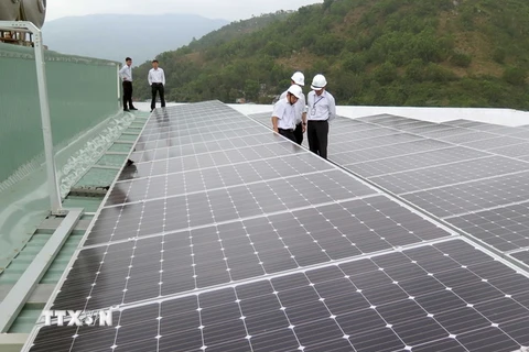 Hệ thống điện năng lượng Mặt Trời lắp đặt trên mái của tòa nhà Công ty điện lực Bình Định. (Ảnh: Nguyên Linh/TTXVN)
