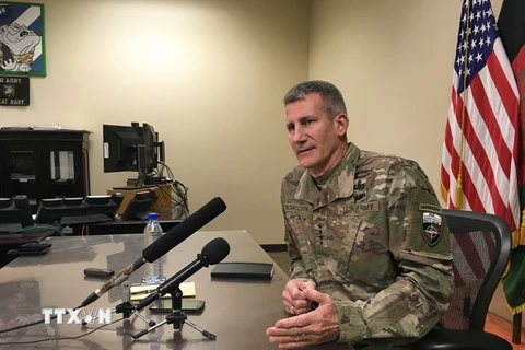 Tướng John Nicholson, phát biểu với báo giới tại căn cứ không quân Bagram, cách thủ đô Kabul của Afghanistan 60km về phía bắc, ngày 14/3. (Ảnh: AFP/ TTXVN)