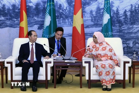 Chủ tịch nước Trần Đại Quang hội kiến với Quyền Chủ tịch Ủy ban Liên minh châu Phi Amira Mohammed Elfadin. (Ảnh: Nhan Sáng/TTXVN)