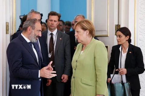 Thủ tướng Armenia Nikol Pashinyan (trái) trong cuộc gặp Thủ tướng Đức Angela Merkel (phải, phía trước) tại Yerevan ngày 24/8. (Ảnh: THX/ TTXVN)