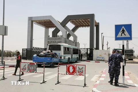Người dân Palestine đợi qua cửa khẩu Rafah. (Ảnh: AFP/TTXVN)