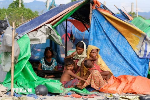 Người Rohingya tại trại tị nạn ở biên giới Myanmar-Bangladesh, gần thị trấn Maungsaw, bang Rakhine ngày 12/11/2017. (Nguồn: AFP/TTXVN)