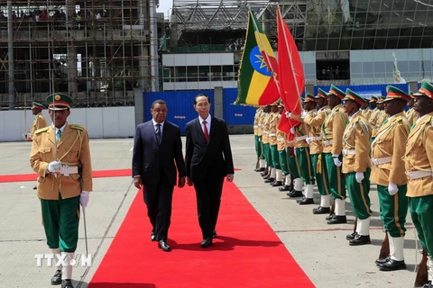 Chủ tịch nước Trần Đại Quang và Tổng thống Mulatu Teshome duyệt đội danh dự tại Lễ đón chính thức. (Ảnh: Nhan Sáng/TTXVN)