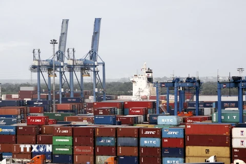 Các container phế liệu nằm rãi rác trong cảng Cát Lái. (Ảnh:Hoàng Hải/TTXVN)
