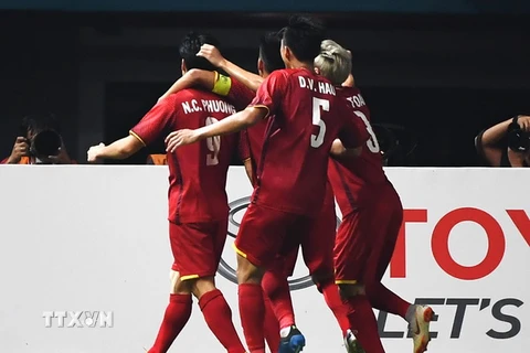 Nguyễn Công Phượng (trái) của Olympic Việt Nam ăn mừng cùng đồng đội sau bàn thắng duy nhất trong trận đấu vào lưới Olympic Bahrain tại vòng 1/8 ASIAD 2018 diễn ra ở Bekasi, Indonesia ngày 23/8. (Ảnh: AFP/TTXVN)