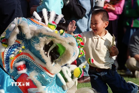 Trẻ em vui chơi vào dịp Tết Nguyên đán ở Westminster, bang California, Mỹ. Ảnh: (Nguồn: AFP/TTXVN)