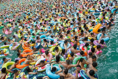Người dân Trung Quốc tới bể bơi tránh nóng. (Nguồn: Thetelegraph)