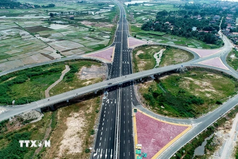 Cao tốc Hạ Long-Hải Phòng sẽ chính thức thông xe vào ngày 1/9 tới, rút ngắn khoảng cách và thời gian di chuyển giữa thành phố Hạ Long (Quảng Ninh) và Hải Phòng, Hà Nội. 