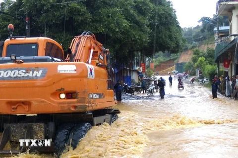 Đoạn đường nước ngập sâu gây ách tắc giao thông tại xã Mường Báng, huyện Tủa Chùa. (Ảnh: Xuân Tư/TTXVN)
