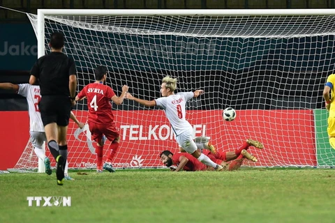 Pha ghi bàn tung lưới Olympic Syria của tuyển thủ Nguyễn Văn Toàn (số 8) trong trận tứ kết bóng đá nam ASIAD 2018 ở Bekasi ngày 27/8. (Ảnh: AFP/ TTXVN)