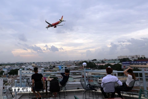 Uống càphê ngắm máy bay - thú vui độc đáo tại TP Hồ Chí Minh