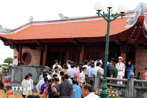 Cán bộ, nhân dân tỉnh Thái Bình cùng các nhà hảo tâm vào dâng hương tưởng niệm Chủ tịch Hồ Chí Minh tại Đền thờ Bác Hồ. (Ảnh: Nguyễn Công Hải/TTXVN)