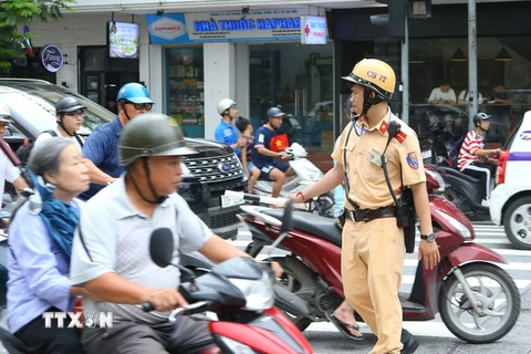 Cảnh sát giao thông làm nhiệm vụ tại phố Hàng Bài-Tràng Tiền. (Ảnh: Doãn Tấn/TTXVN)
