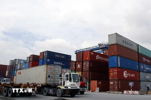 Các container phế liệu nằm rải rác trong cảng Cát Lái. (Ảnh:Hoàng Hải/TTXVN)