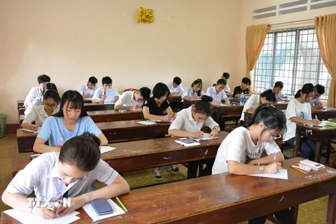 Thí sinh chuẩn bị làm bài thi môn Toán tại điểm thi Trường Trung học Phổ thông Lê Quý Đôn (Đắk Lắk). (Ảnh: Tuấn Anh/TTXVN)