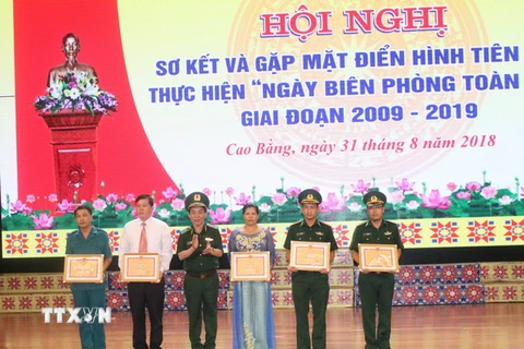 Bộ Tư lệnh Bộ đội Biên phòng tặng bằng khen cho các cá nhân có thành tích xuất sắc. (Ảnh: Chu Hiệu/TTXVN)