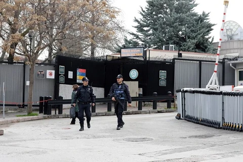 Cảnh sát gác bên ngoài Đại sứ quán Mỹ ở thủ đô Ankara, Thổ Nhĩ Kỳ ngày 5/3. (Nguồn: AFP/TTXVN)