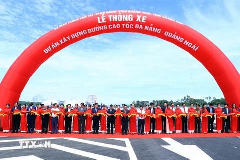 Phó Thủ tướng Trịnh Đình Dũng dự Lễ thông xe dự án xây dựng đường cao tốc Đà Nẵng-Quảng Ngãi. (Ảnh: Thống Nhất/TTXVN)