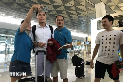 Hình ảnh đội tuyển Olympic Việt Nam đến sân bay Indonesia