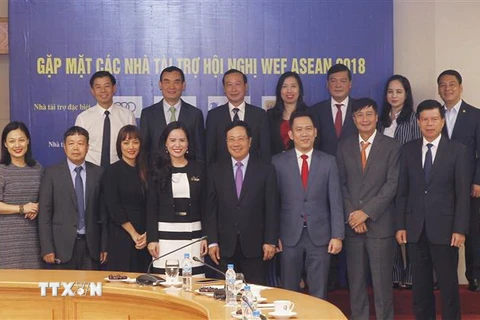 Phó Thủ tướng, Bộ trưởng Bộ Ngoại giao Phạm Bình Minh chụp ảnh chung với các nhà tài trợ. (Ảnh: Lâm Khánh/TTXVN)