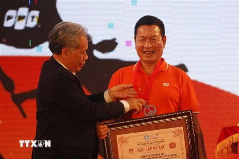 Ông Trương Gia Bình, Chủ tịch Hội đồng quản trị, Tổng Giám đốc Tập đoàn FPT nhận bằng chứng nhận kỷ lục Việt Nam. (Ảnh: Thế Anh/TTXVN)
