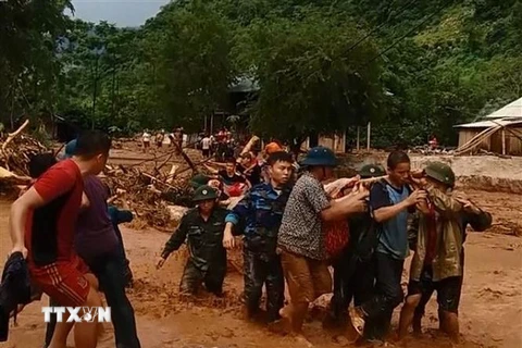 Bộ đội, công an tăng cường xuống địa bàn giúp bà con huyện Mường Lát khắc phục thiệt hại do mưa lũ gây ra. (Ảnh: Nguyễn Nam/TTXVN)