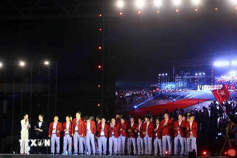 Ban huấn luyện và các cầu thủ bóng đá Olympic Việt Nam giao lưu với người hâm mộ. (Ảnh: Quang Quyết/TTXVN)