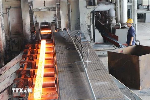 Công nhân Công ty Thép Việt - Đức vận hành dây chuyền sản xuất thép xây dựng tại nhà máy. (Ảnh: Trọng Lịch/TTXVN)