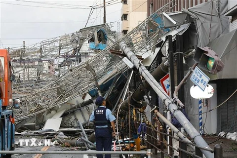 Cảnh ngổn ngang sau khi bão Jebi đổ bộ vào Osaka, Nhật Bản ngày 4/9. (Ảnh: AFP/TTXVN)