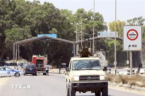 Lực lượng an ninh Libya tuần tra gần trạm kiểm soát ở thành phố Zliten, cách thủ đô Tripoli 170 km về phía đông ngày 23/8. (Ảnh: AFP/TTXVN)
