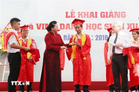 Chủ tịch Quốc hội Nguyễn Thị Kim Ngân trao phần thưởng cho các học sinh của trường, có thành tích xuất sắc được tuyển thẳng vào các trường Đại học của TP Hồ Chí Minh. (Ảnh: Trọng Đức/TTXVN)