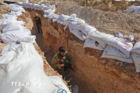 Phiến quân phòng thủ trước các cuộc tấn công của lực lượng Chính phủ tại tỉnh Idlib, Syria ngày 31/8. (Ảnh: AFP/ TTXVN)