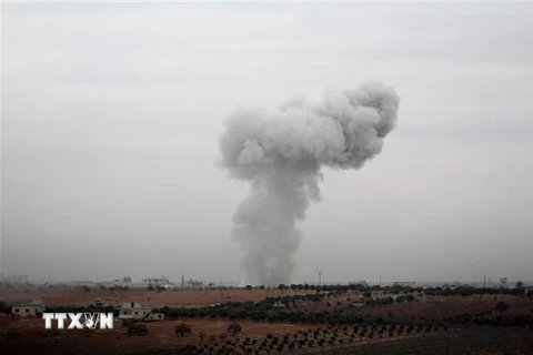 Khói bốc lên sau một cuộc không kích tại tỉnh Idlib, Syria ngày 2/1. (Ảnh: AFP/TTXVN)