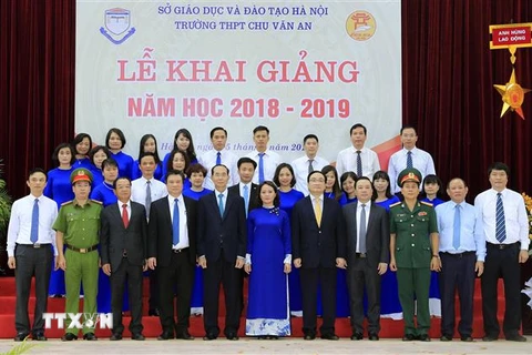 Chủ tịch nước Trần Đại Quang chụp ảnh chung cùng các đại biểu và cán bộ, giáo viên trường Trung học phổ thông Chu Văn An. (Ảnh: Nhan Sáng/TTXVN)