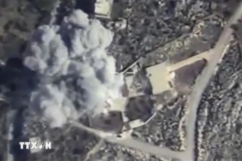 Không lực Nga oanh kích các mục tiêu của tổ chức khủng bố Nhà nước Hồi giáo (IS) tự xưng tại Idlib, Syria. (Ảnh: AFP/ TTXVN)