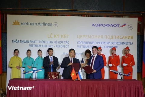 Lễ ký kết thỏa thuận phát triển quan hệ hợp tác giữa Tổng công ty Hàng không Việt Nam (Vietnam Airlines) và Hãng hàng không quốc gia Nga (Aeroflot). (Ảnh: Tâm Hằng/Vietnam+)