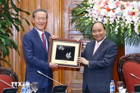 Thủ tướng Nguyễn Xuân Phúc tiếp ông Chang Soo Huh, Chủ tịch Liên đoàn Công nghiệp Hàn Quốc, Chủ tịch Tập đoàn GS Holdings. (Ảnh: Thống Nhất/TTXVN)