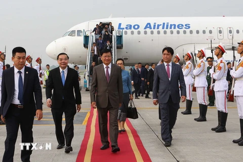 Bộ trưởng Bộ Khoa học và Công nghệ Chu Ngọc Anh (bên trái) đón Thủ tướng Lào Thongloun Sisoulith (giữa) tại sân bay quốc tế Nội Bài (Hà Nội). (Ảnh: Doãn Tấn/TTXVN)