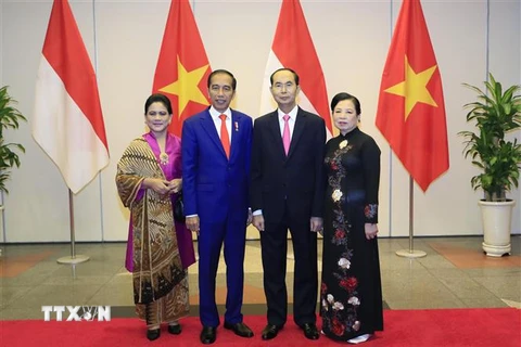 Chủ tịch nước Trần Đại Quang và Phu nhân đón Tổng thống Indonesia và Phu nhân tới dự buổi chiêu đãi. (Ảnh: Nhan Sáng/TTXVN)