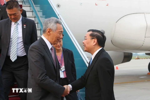 Bộ trưởng Bộ Khoa học và Công nghệ Chu Ngọc Anh đón Thủ tướng Singapore Lý Hiển Long tại sân bay quốc tế Nội Bài (Hà Nội). (Ảnh: Doãn Tấn/TTXVN)
