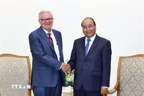 Thủ tướng Nguyễn Xuân Phúc tiếp Thứ trưởng phụ trách thương mại quốc tế, Bộ Thương mại Hoa Kỳ, ông Gilbert Kaplan. (Ảnh: Thống Nhất/TTXVN)