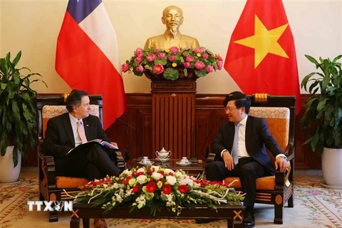Phó Thủ tướng, Bộ trưởng Bộ Ngoại giao Phạm Bình Minh tiếp Bộ trưởng Bộ Ngoại giao Cộng hòa Chile. (Ảnh: Dương Giang/TTXVN)