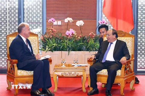 Thủ tướng Nguyễn Xuân Phúc tiếp Chủ tịch kiêm Tổng Giám đốc Tập đoàn GE Global, ông Alex Dimitrief. (Ảnh: Thống Nhất/TTXVN)