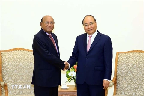 Thủ tướng Nguyễn Xuân Phúc tiếp ông Tofail Ahmed, Bộ trưởng Thương mại Bangladesh. (Ảnh: Thống Nhất/TTXVN)